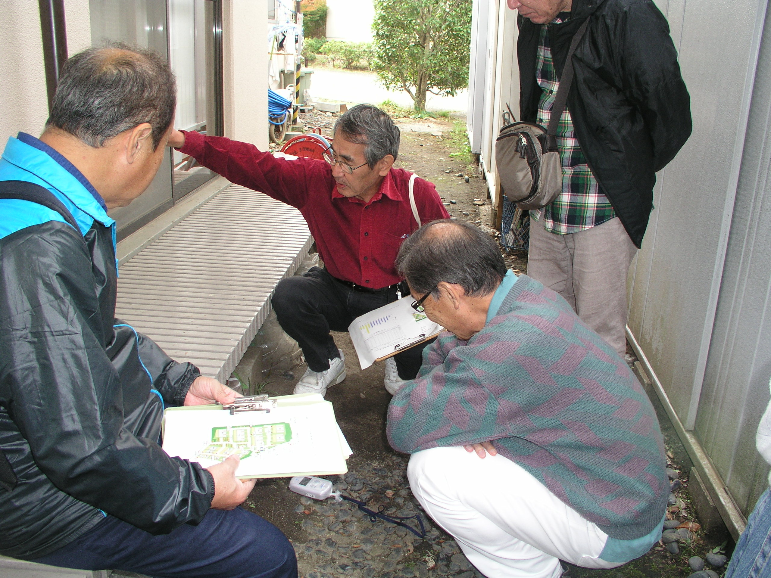 集会所の周りを測定中