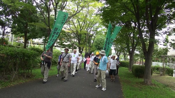 聖小に向かう訓練参加者